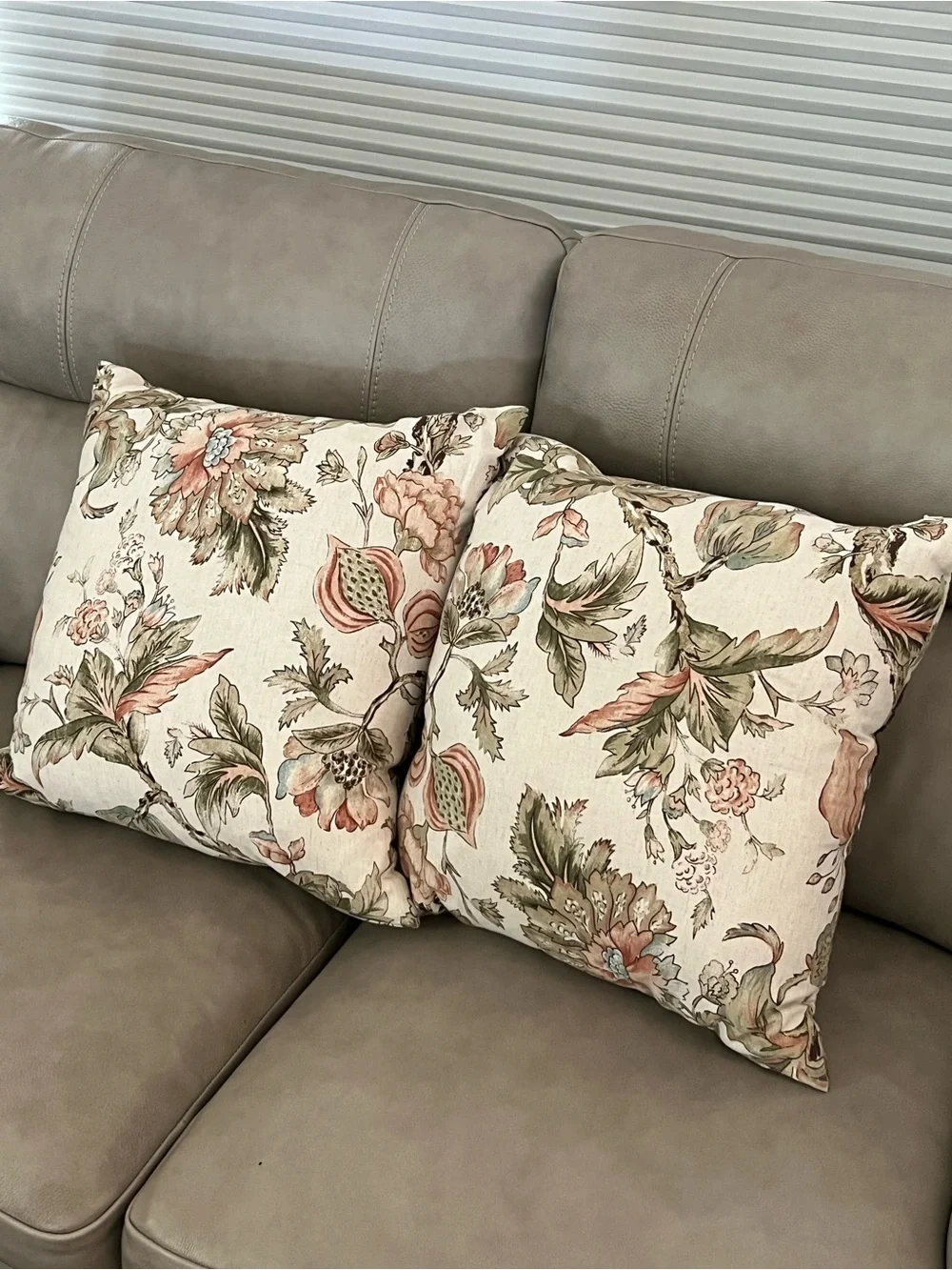 Villa by Noble Excellence 2 Loralie Cotton and Linen Floral Square Pillows